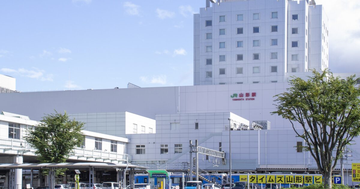 山形駅西口の建物とロータリー