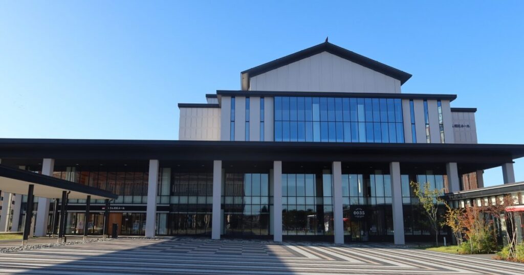 山形県総合文化芸術館やまぎん県民ホール外観