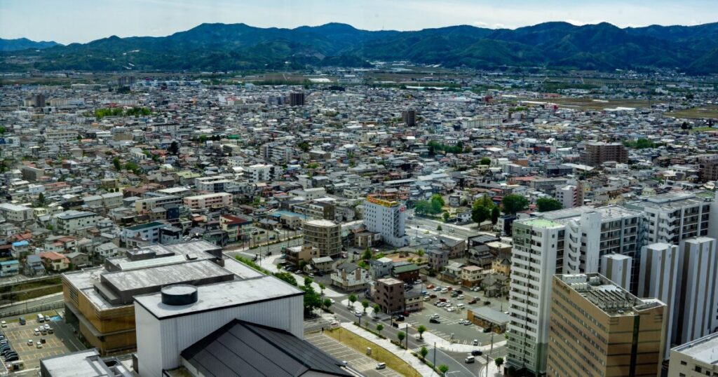 山形市南部の市街地と山並み