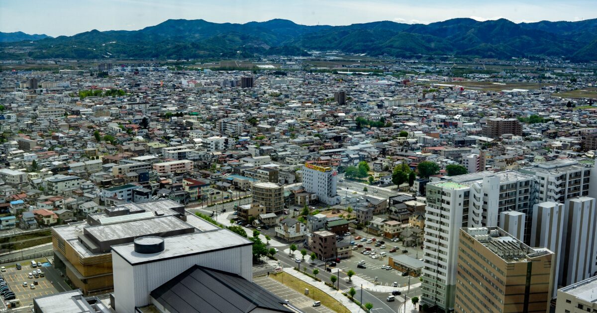 山形市南部の市街地と山並み