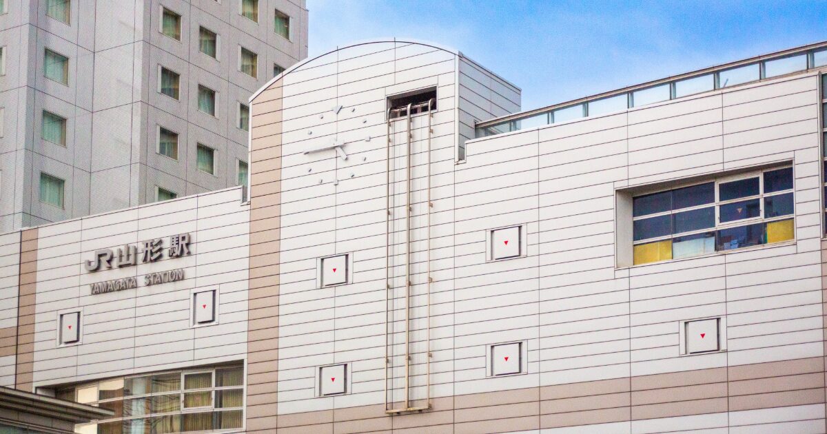 JR山形駅の駅名看板と時計塔