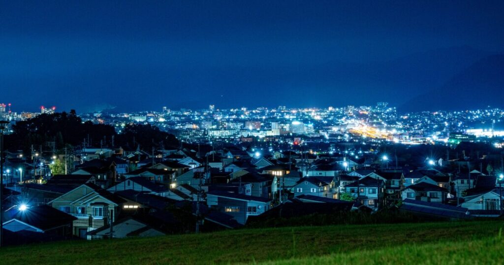 住宅街越しに広がる山形市の夜景