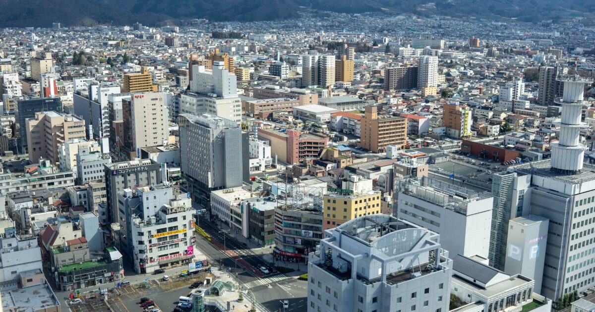 山形市中心街の高層ビル群と市街地