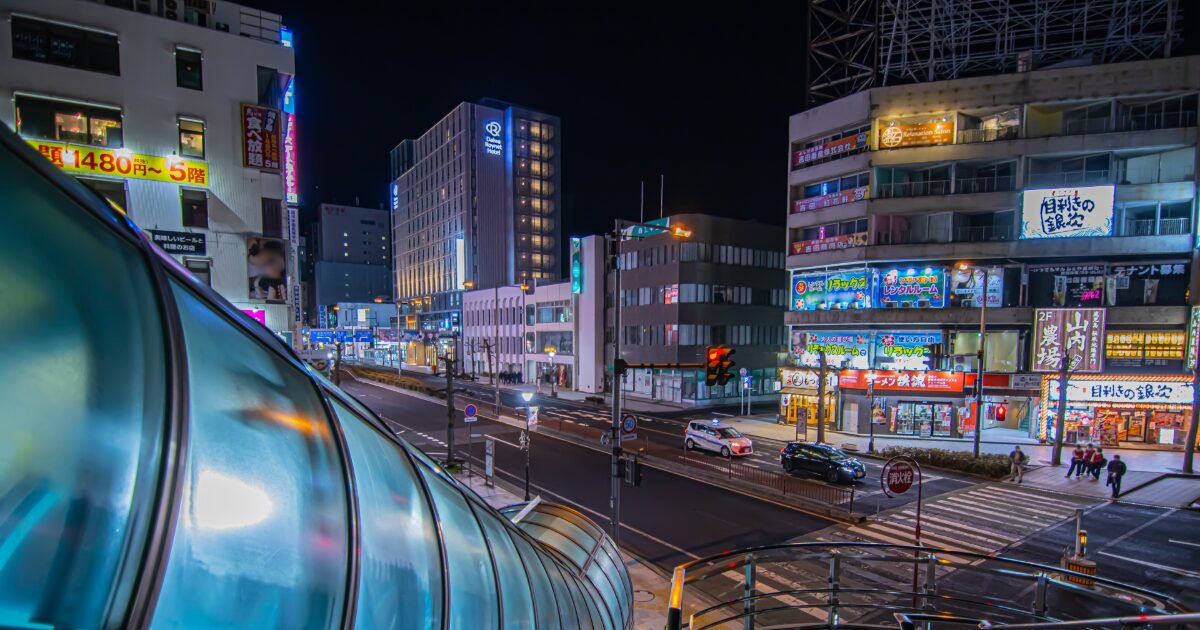 山形駅前の夜の繁華街とダイワロイネットホテル