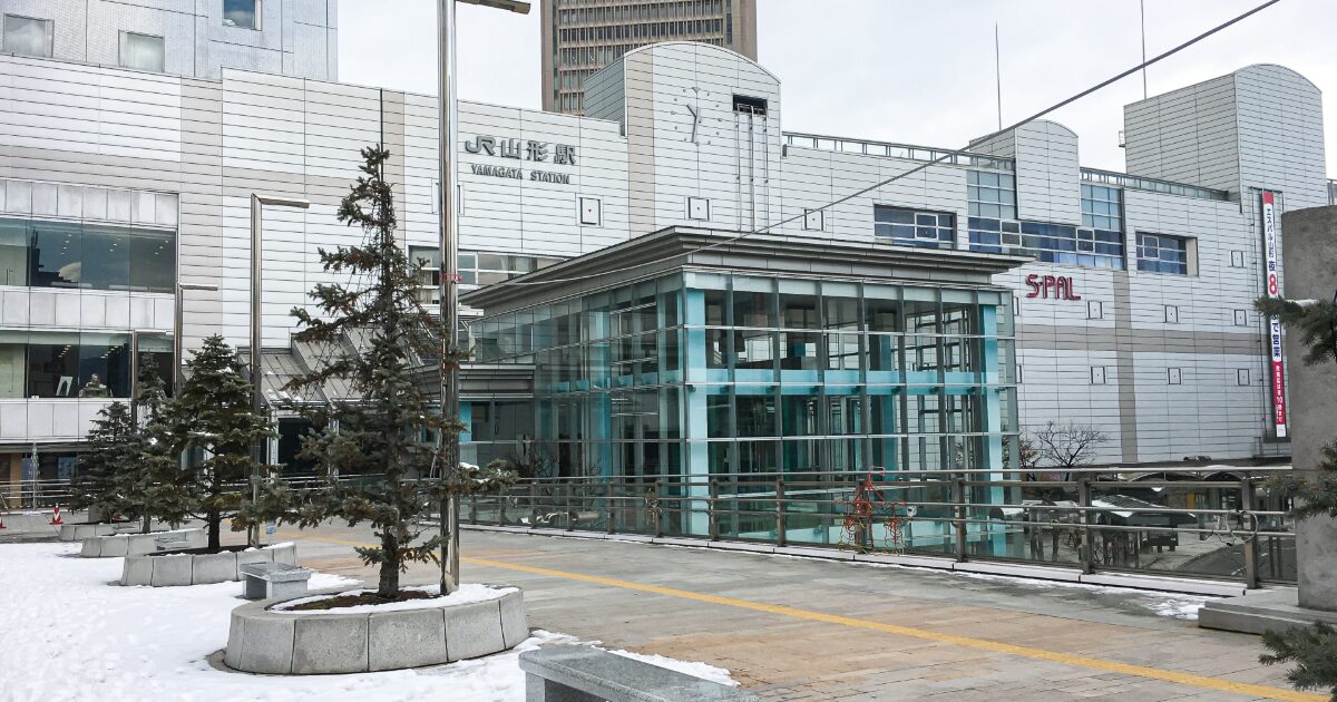 雪景色のJR山形駅とSパル