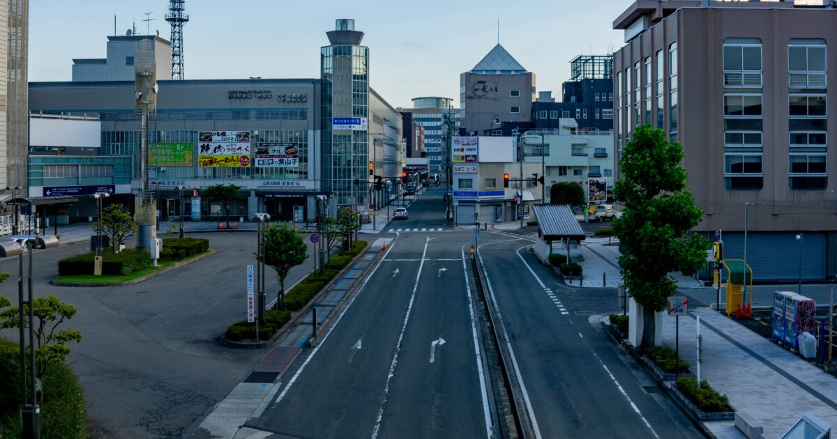 山形駅東口ロータリーと駅前通り