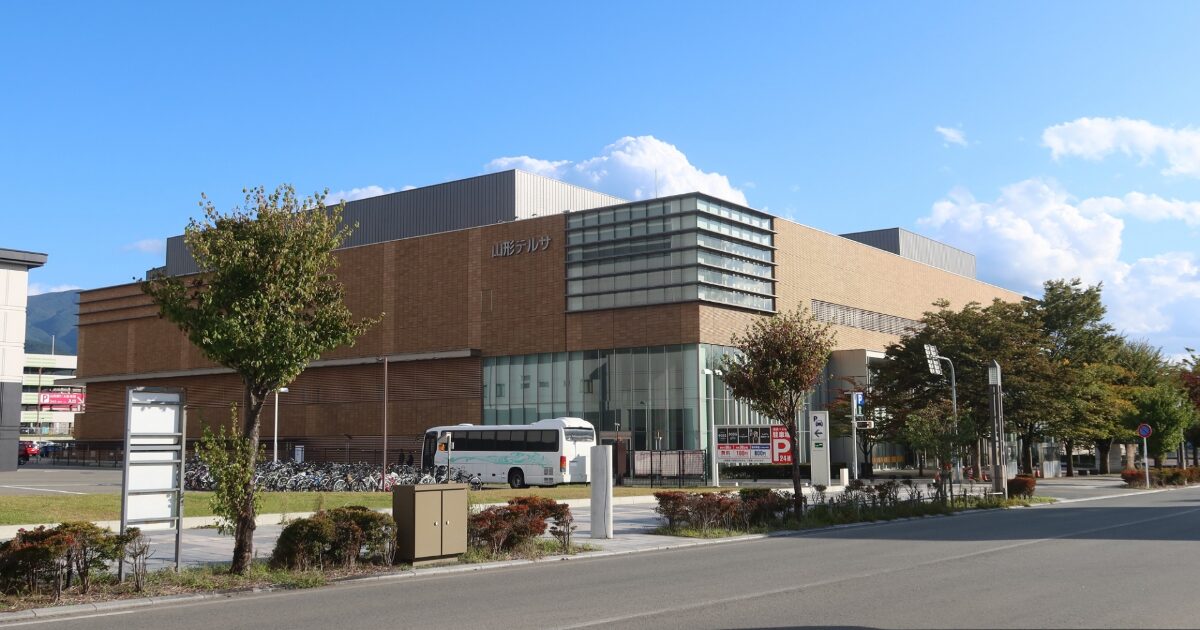 山形テルサ外観と駐車場