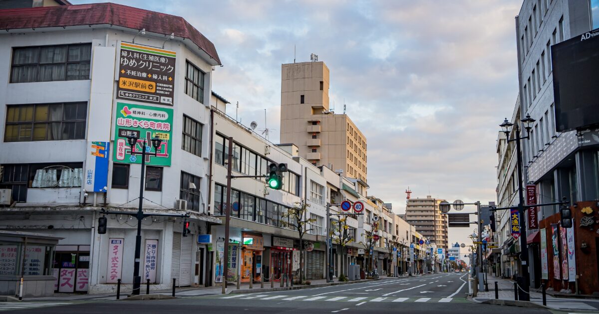山形駅前の古い商店街と交差点