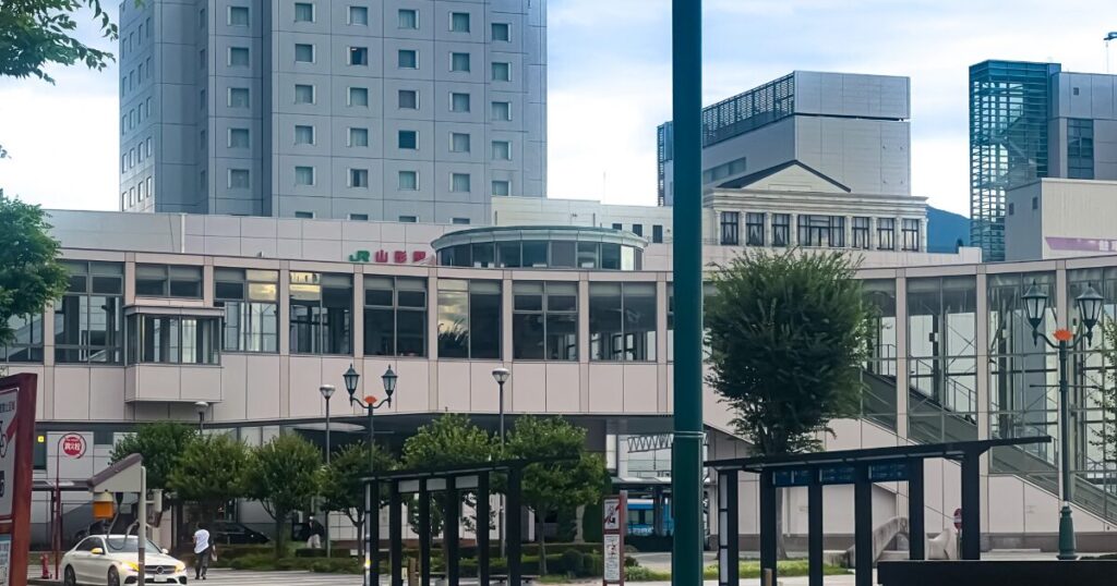 JR山形駅西口の歩道橋と駅ビル
