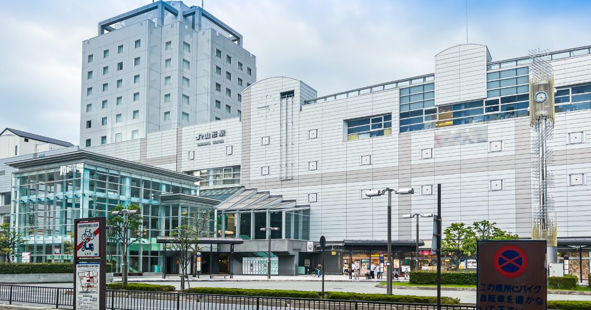 ガラス張りの山形駅西口外観