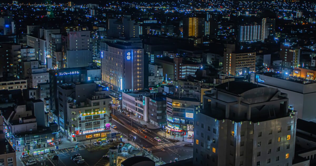 夜景に輝く山形駅前の繁華街