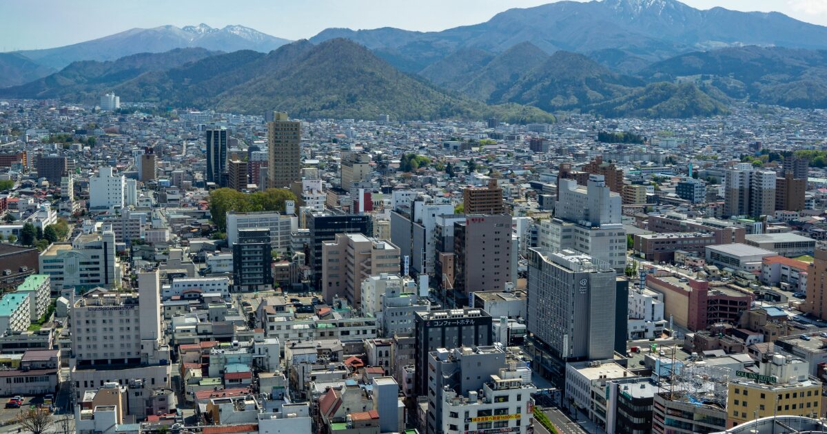 山形市街と山々のパノラマ風景